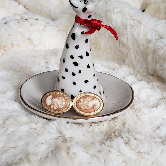 vintage carved shell cameo earrings - Picture 6 of 7